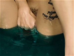 Alex De La Flor masturbates herself in blue water